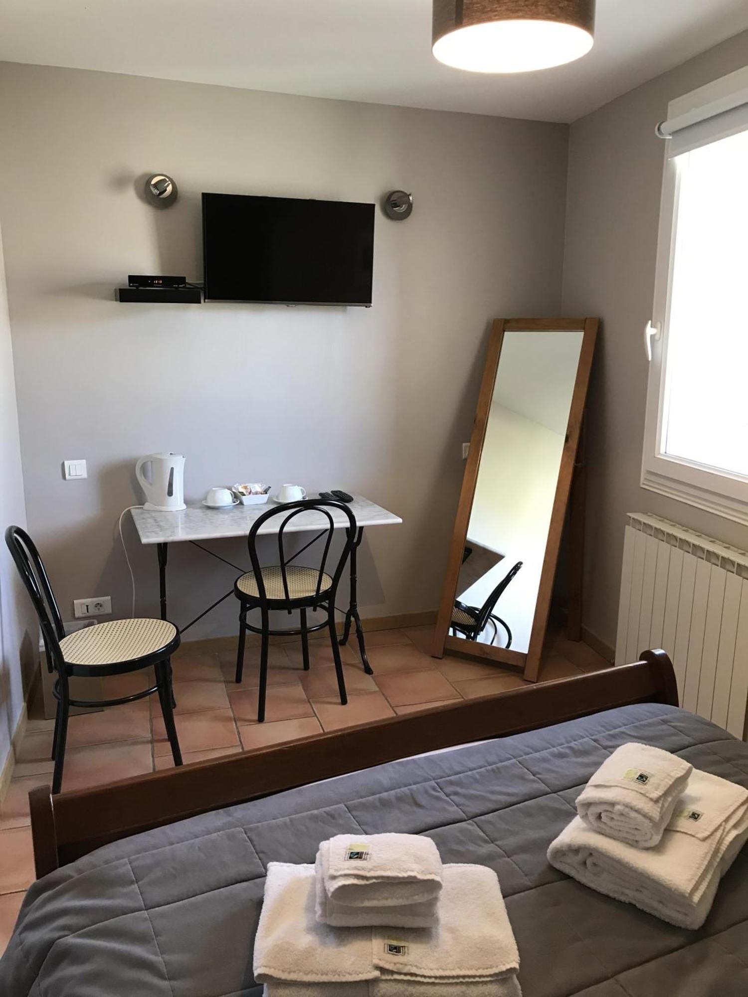Hotel L'Oustau De La Font Reilhanette Номер фото